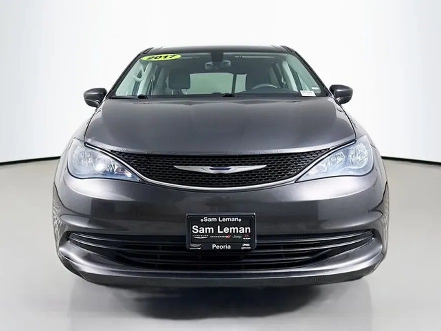 2017 Chrysler Pacifica Touring photo 1