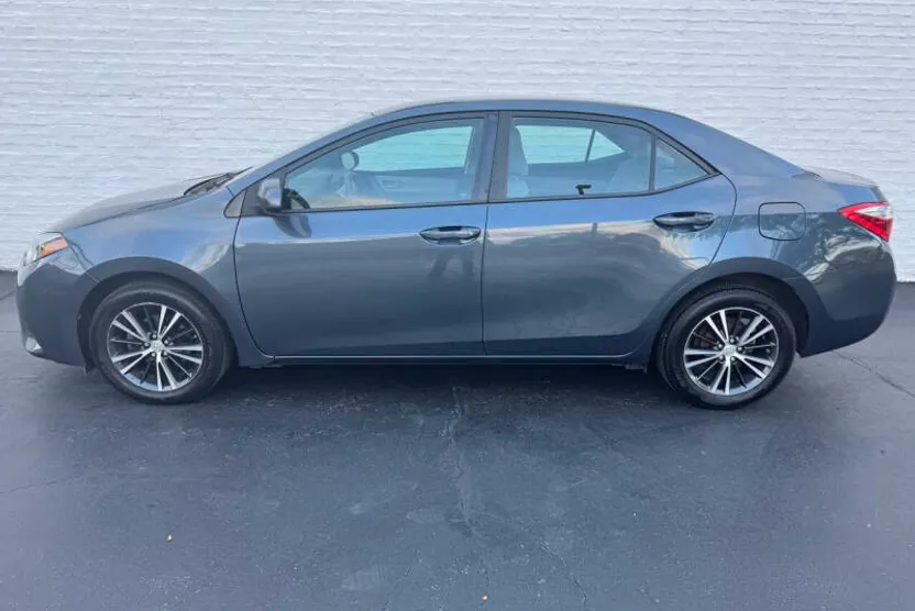 2016 Toyota Corolla LE Plus photo 1