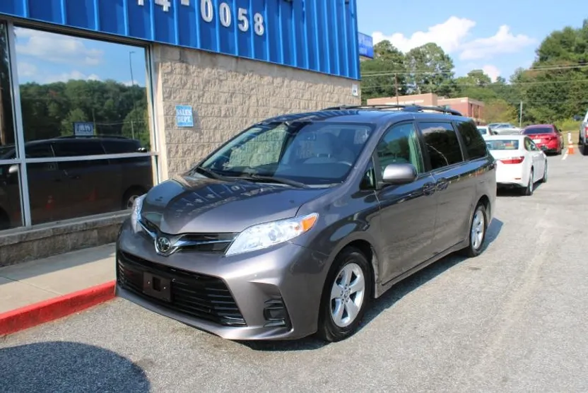 2018 Toyota Sienna LE photo 1