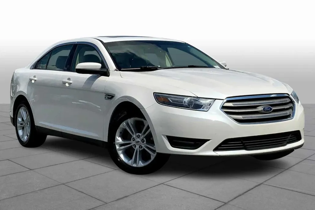 2015 Ford Taurus SEL photo 1
