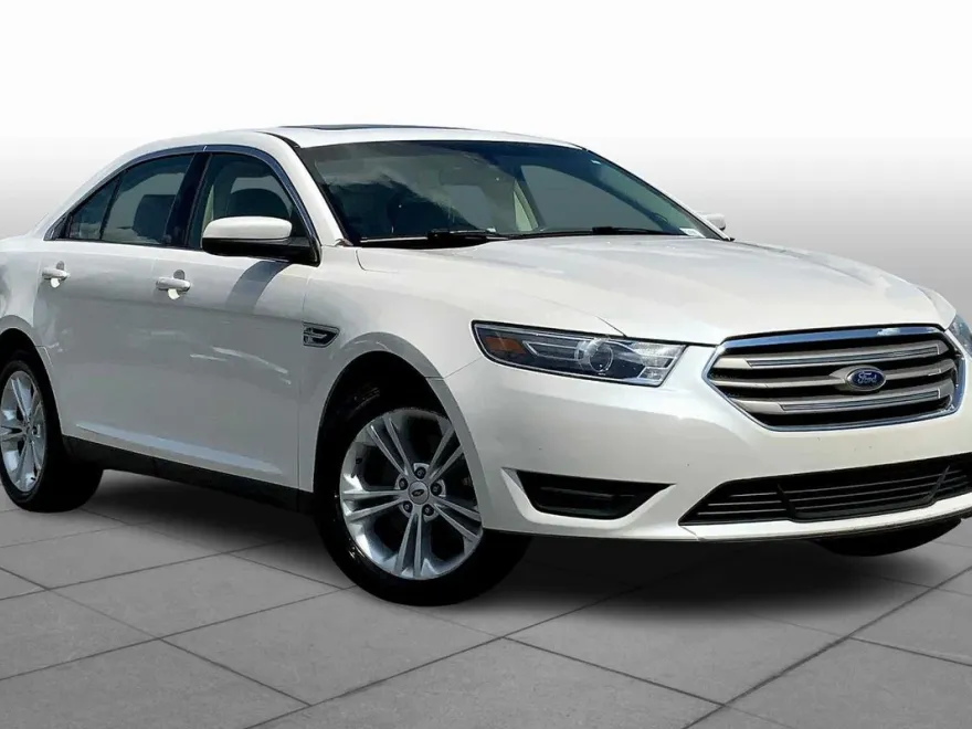 2015 Ford Taurus SEL photo 1