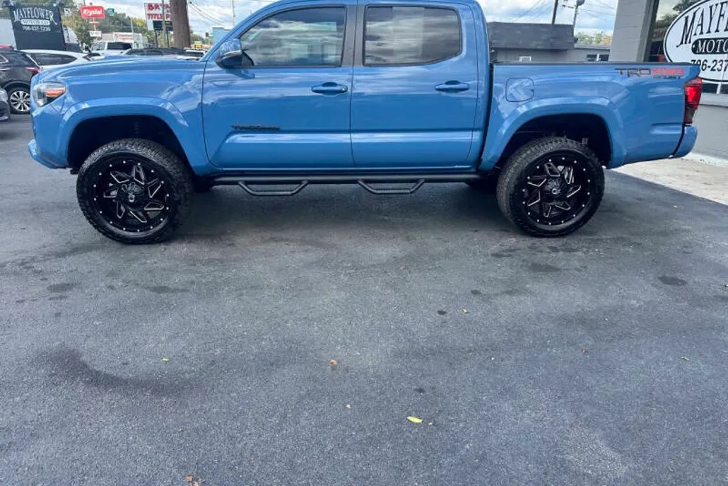 2019 Toyota Tacoma TRD Sport photo 1
