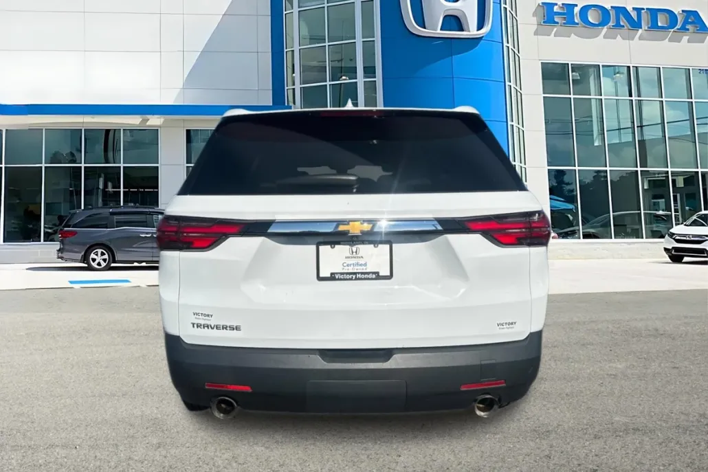 2022 Chevrolet Traverse LS photo 1