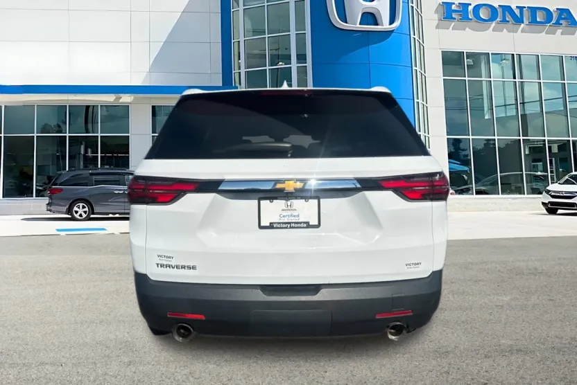 2022 Chevrolet Traverse LS photo 1