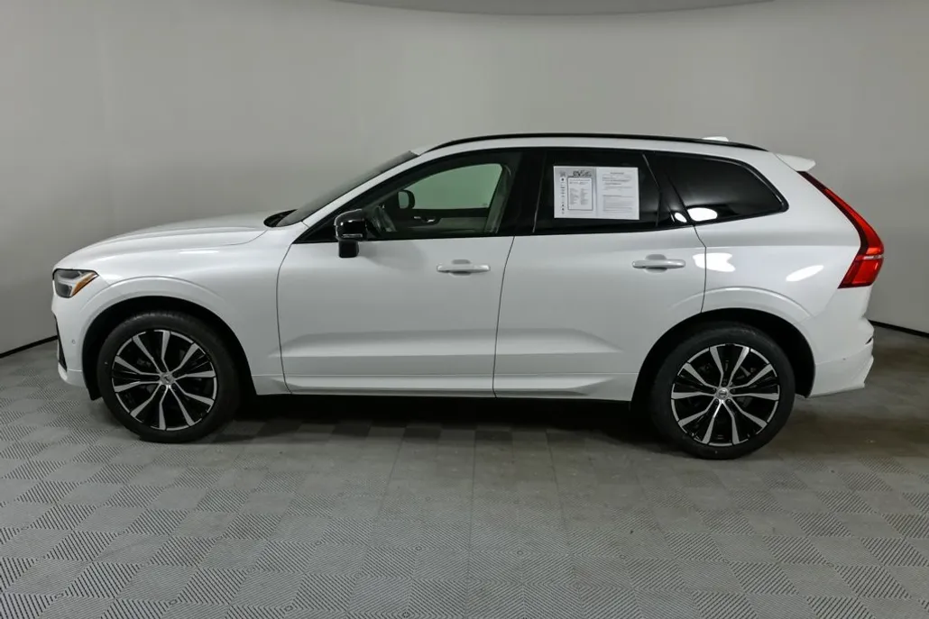 2023 Volvo XC60 B5 Plus photo 1