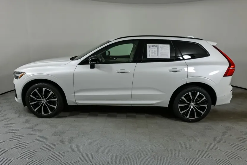 2023 Volvo XC60 B5 Plus photo 1