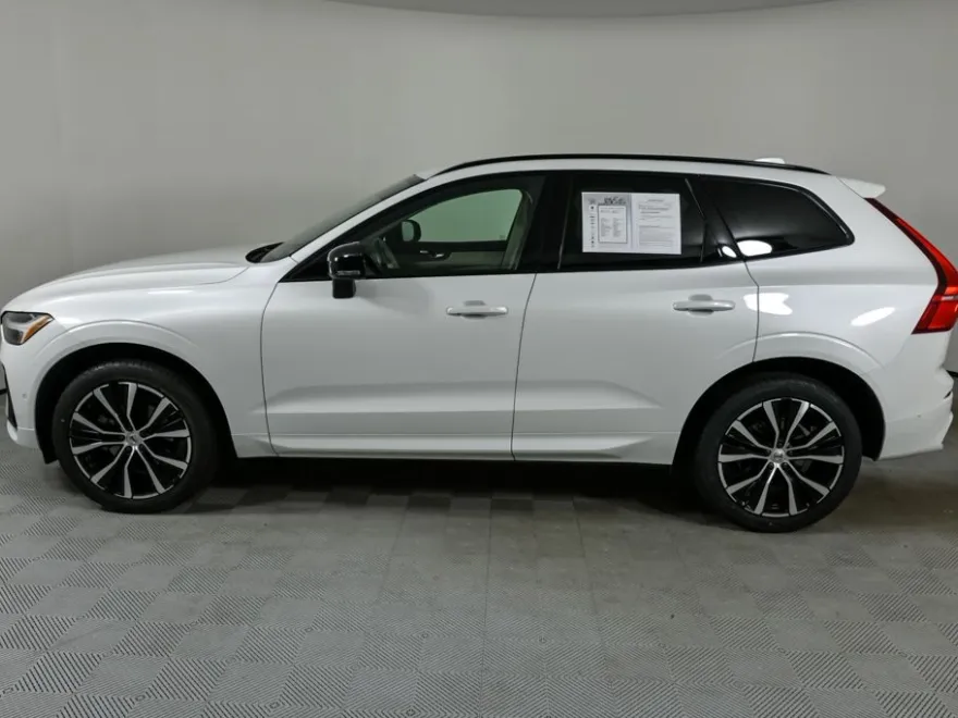 2023 Volvo XC60 B5 Plus photo 1