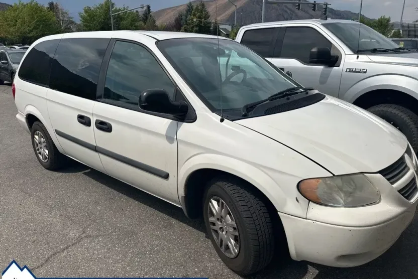 2005 Dodge Grand Caravan SE photo 1