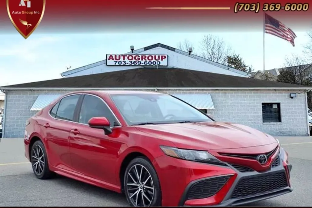 2021 Toyota Camry SE photo 1