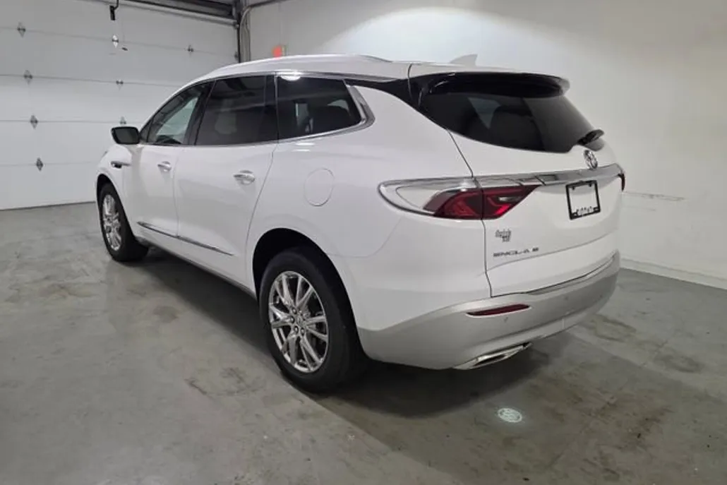2024 Buick Enclave Essence photo 1