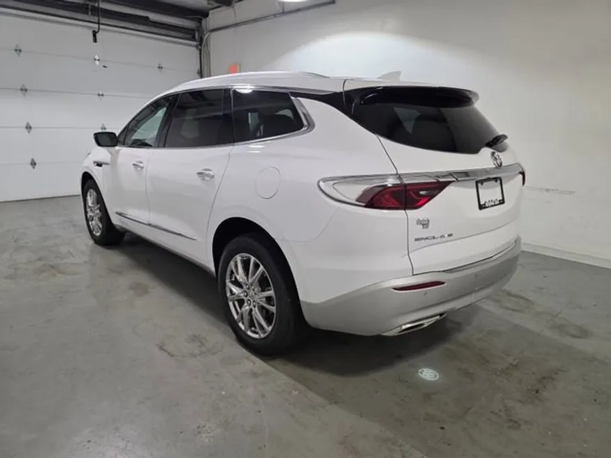 2024 Buick Enclave Essence photo 1