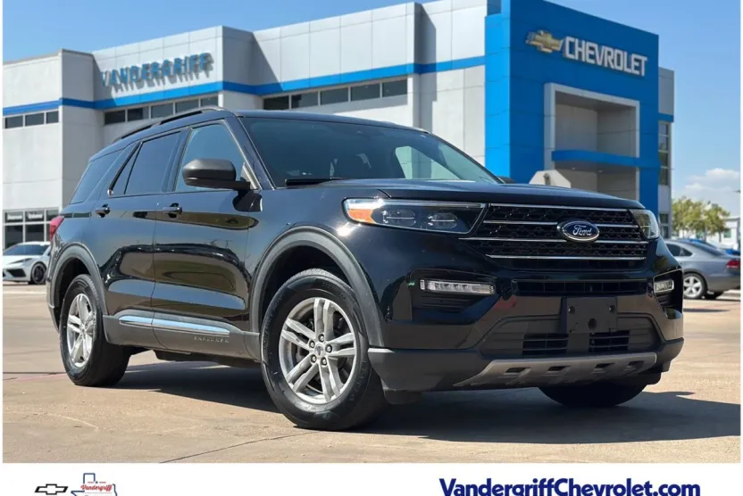 2021 Ford Explorer XLT photo 1