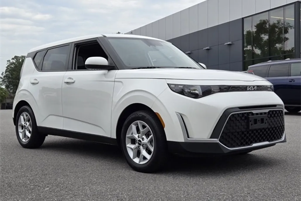 2024 Kia Soul LX photo 1
