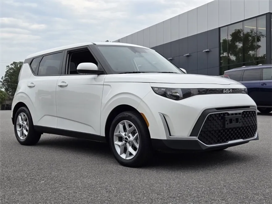 2024 Kia Soul LX photo 1