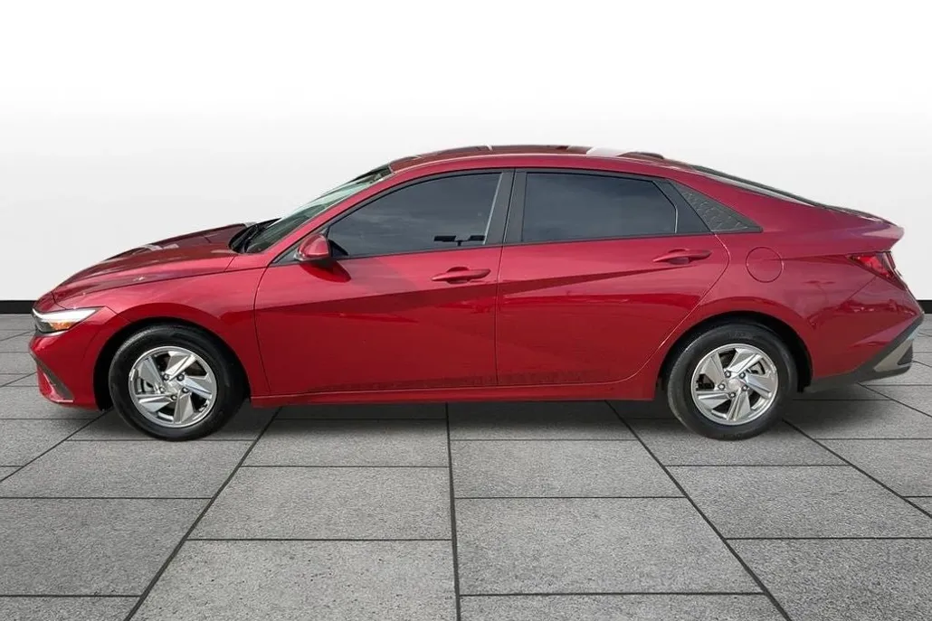 2024 Hyundai Elantra SE photo 1