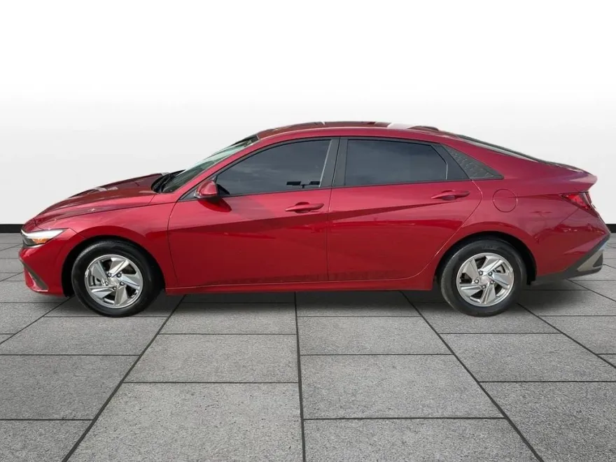 2024 Hyundai Elantra SE photo 1
