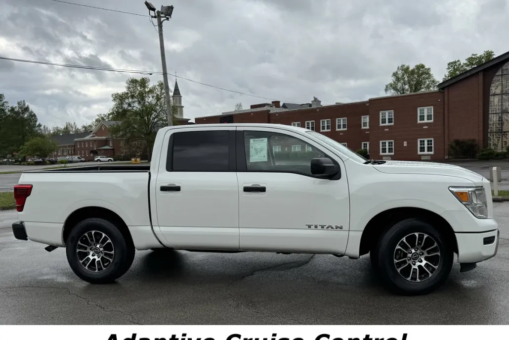 2023 Nissan Titan Crew Cab SV photo 1