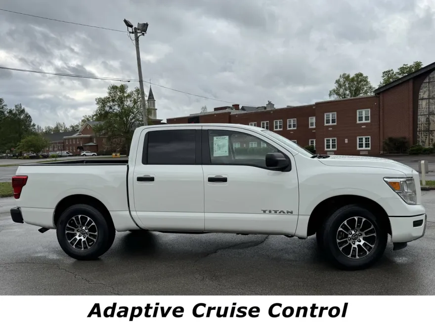 2023 Nissan Titan Crew Cab SV photo 1