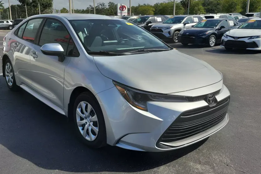 2025 Toyota Corolla LE photo 1