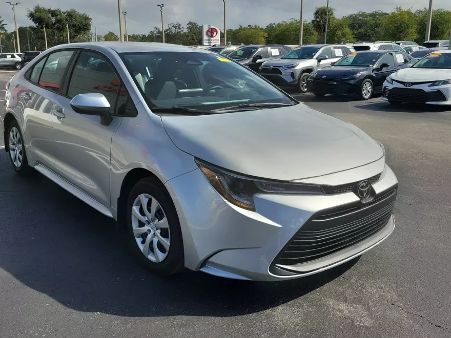 2025 Toyota Corolla LE photo 1