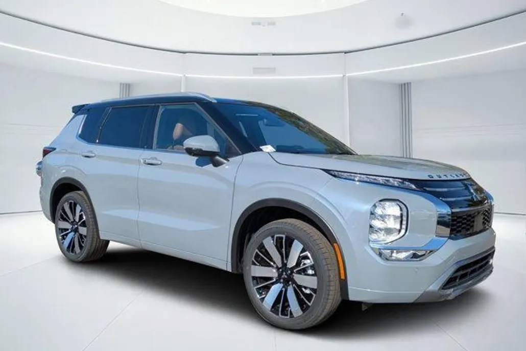 2025 Mitsubishi Outlander SEL photo 1