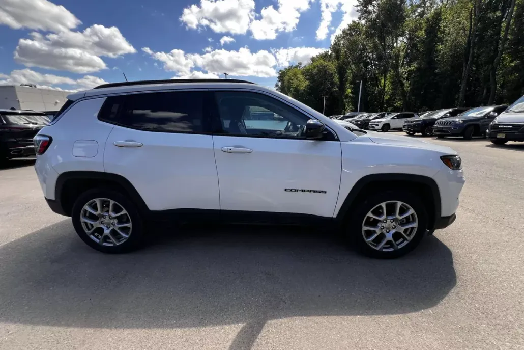 2022 Jeep Compass Latitude Lux photo 1