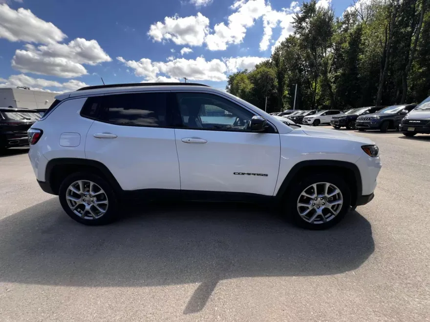 2022 Jeep Compass Latitude Lux photo 1