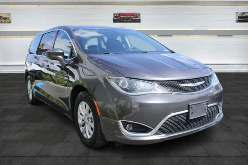 2018 Chrysler Pacifica Touring Plus photo 1