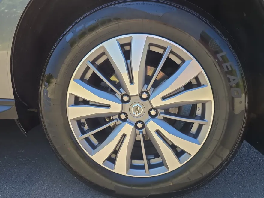 2020 Nissan Pathfinder SV photo 1