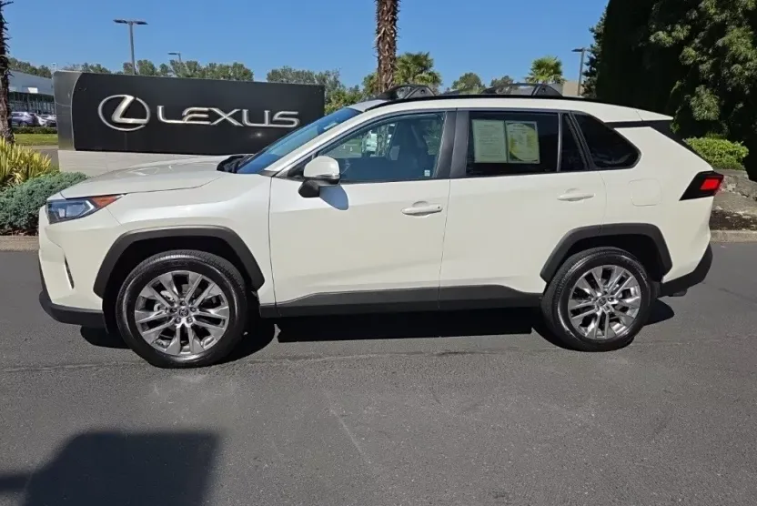 2021 Toyota RAV4 XLE Premium photo 1