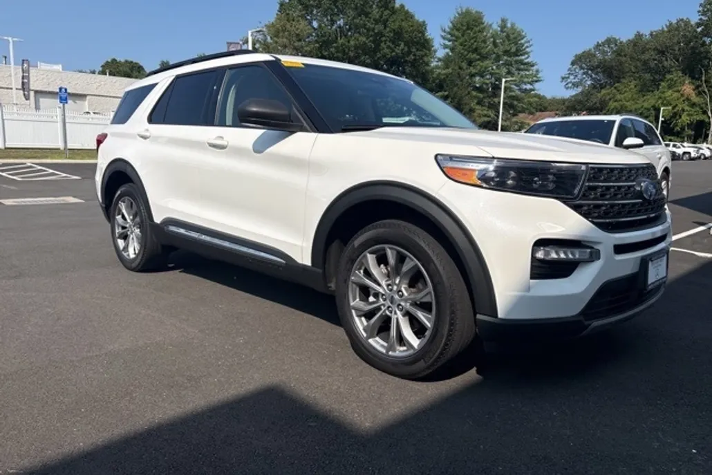 2022 Ford Explorer XLT photo 1