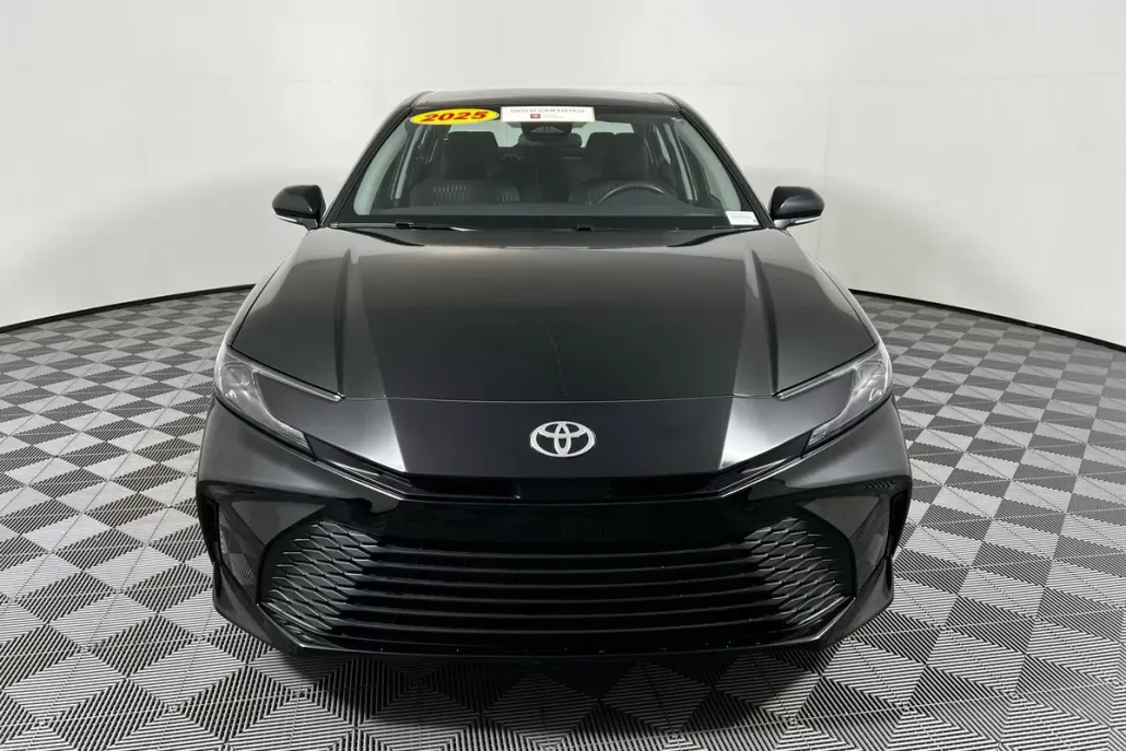 2025 Toyota Camry LE photo 1