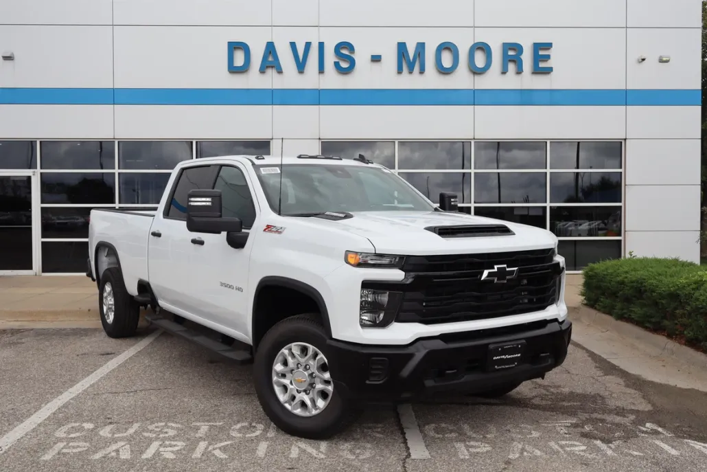 2025 Chevrolet Silverado 3500HD photo 1