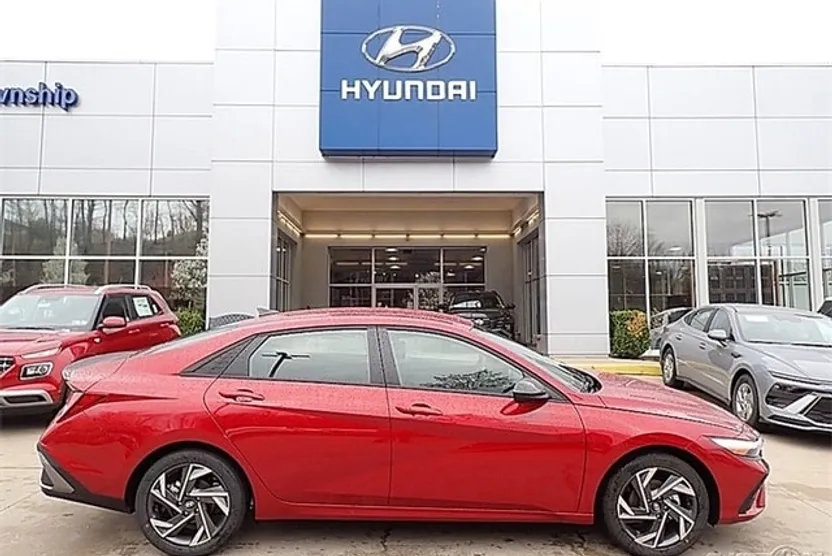 2025 Hyundai Elantra SEL Sport photo 1