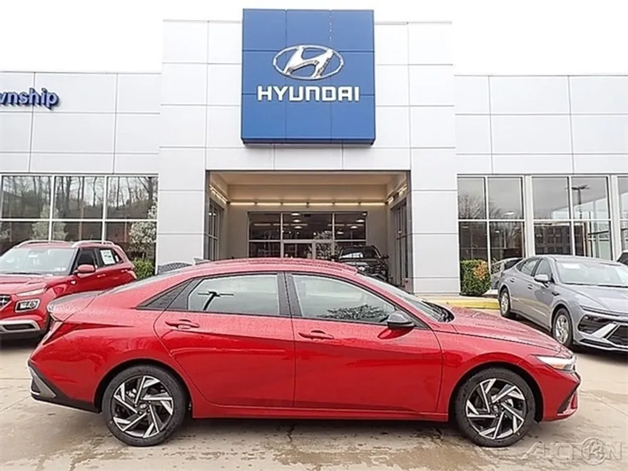 2025 Hyundai Elantra SEL Sport photo 1