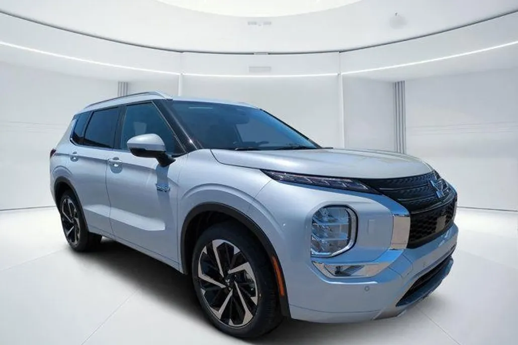 2025 Mitsubishi Outlander SEL photo 1