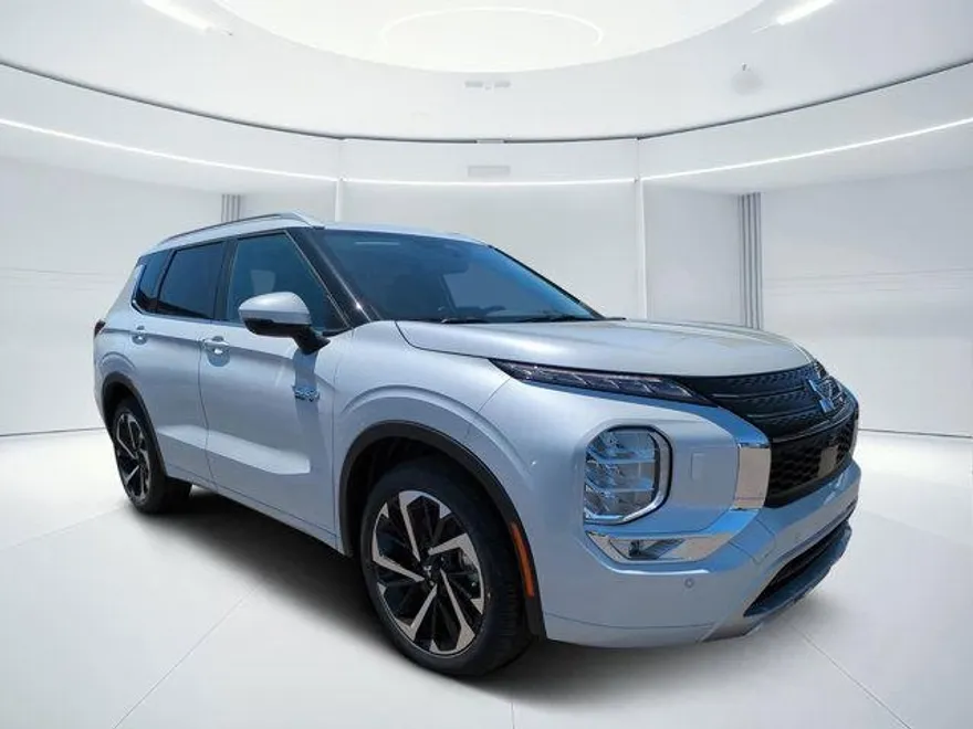 2025 Mitsubishi Outlander SEL photo 1