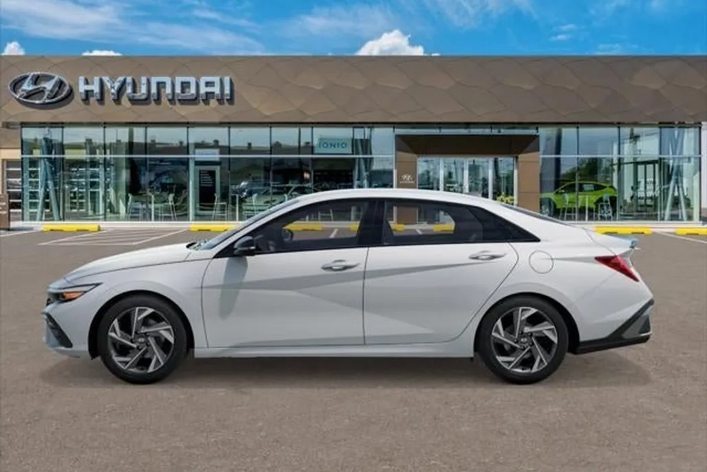 2025 Hyundai Elantra SEL Sport photo 1