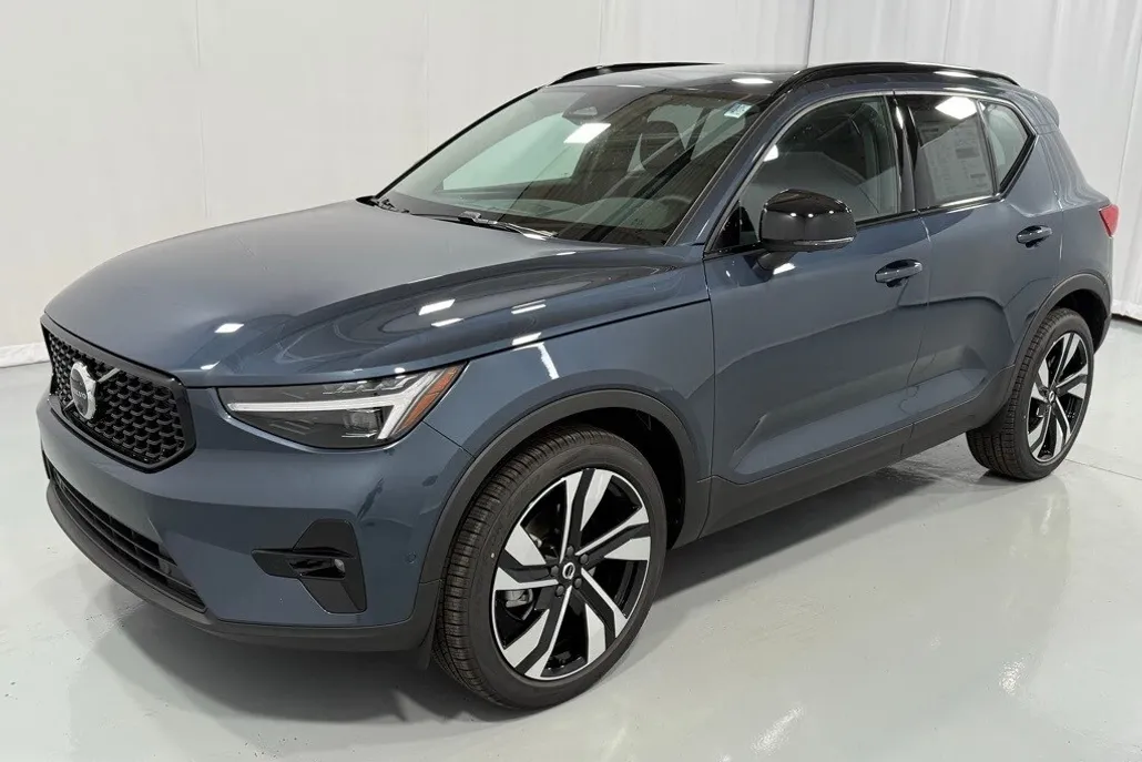 2026 Volvo XC40 photo 1