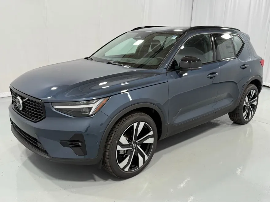 2026 Volvo XC40 photo 1