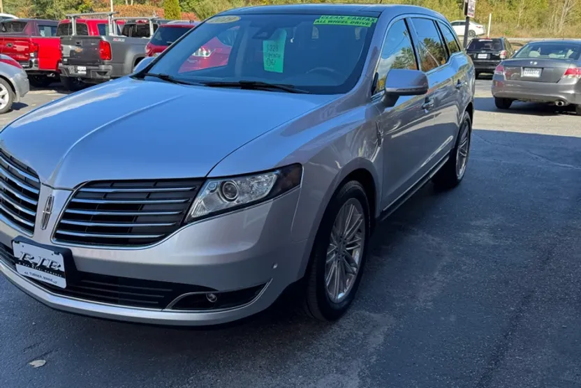 2019 Lincoln MKT Reserve photo 1