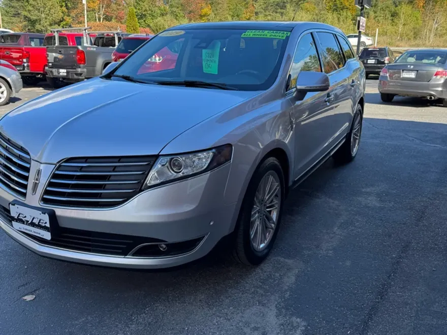 2019 Lincoln MKT Reserve photo 1