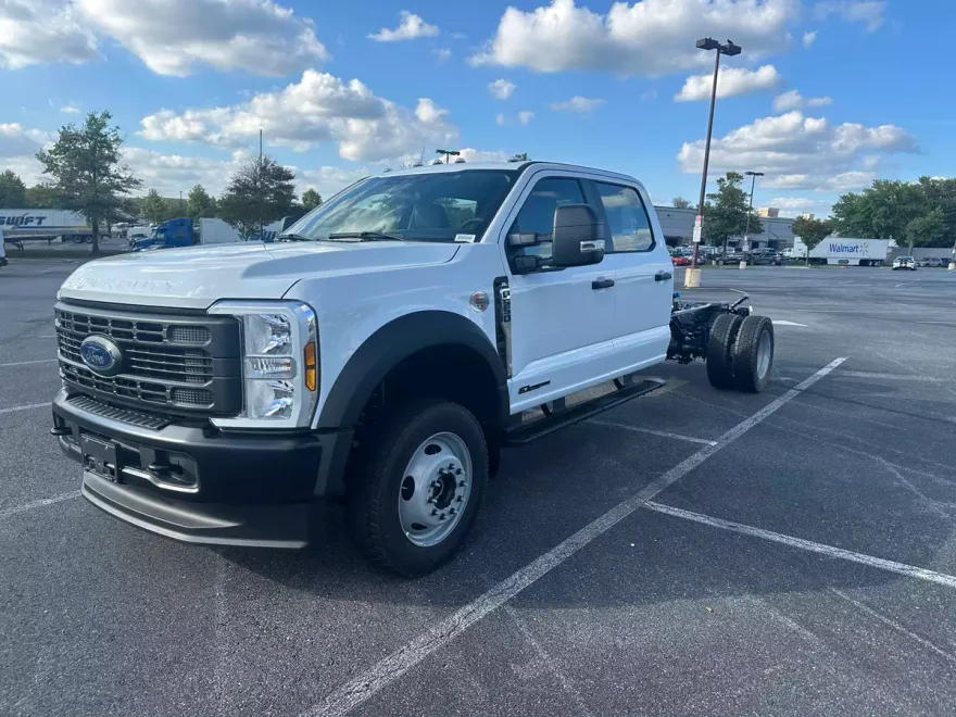 2024 Ford F-550 photo 1