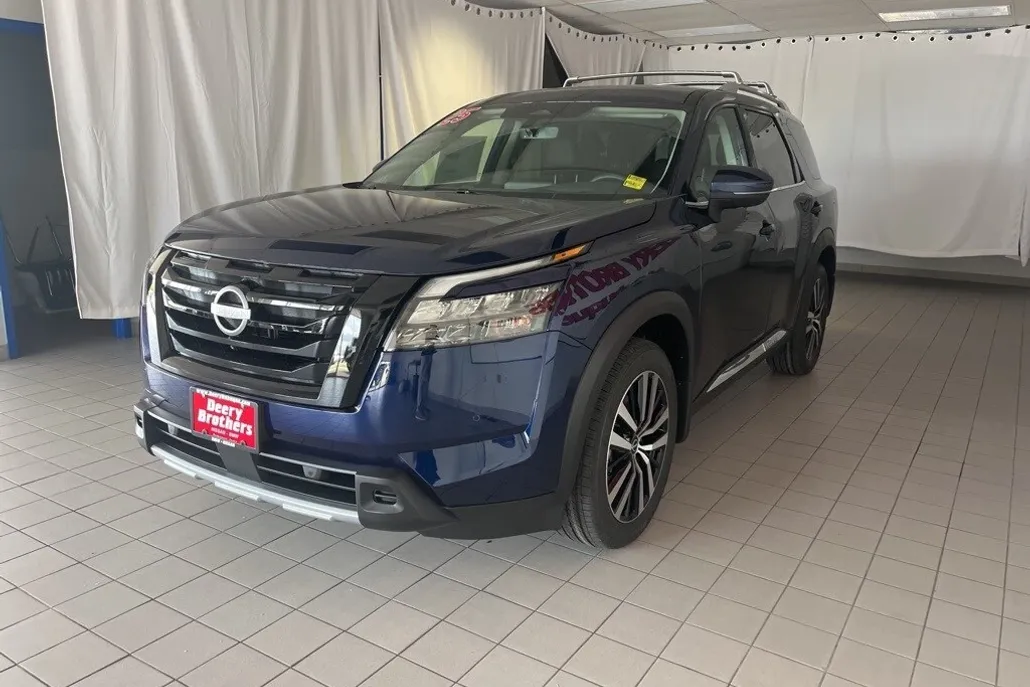 2025 Nissan Pathfinder Platinum photo 1
