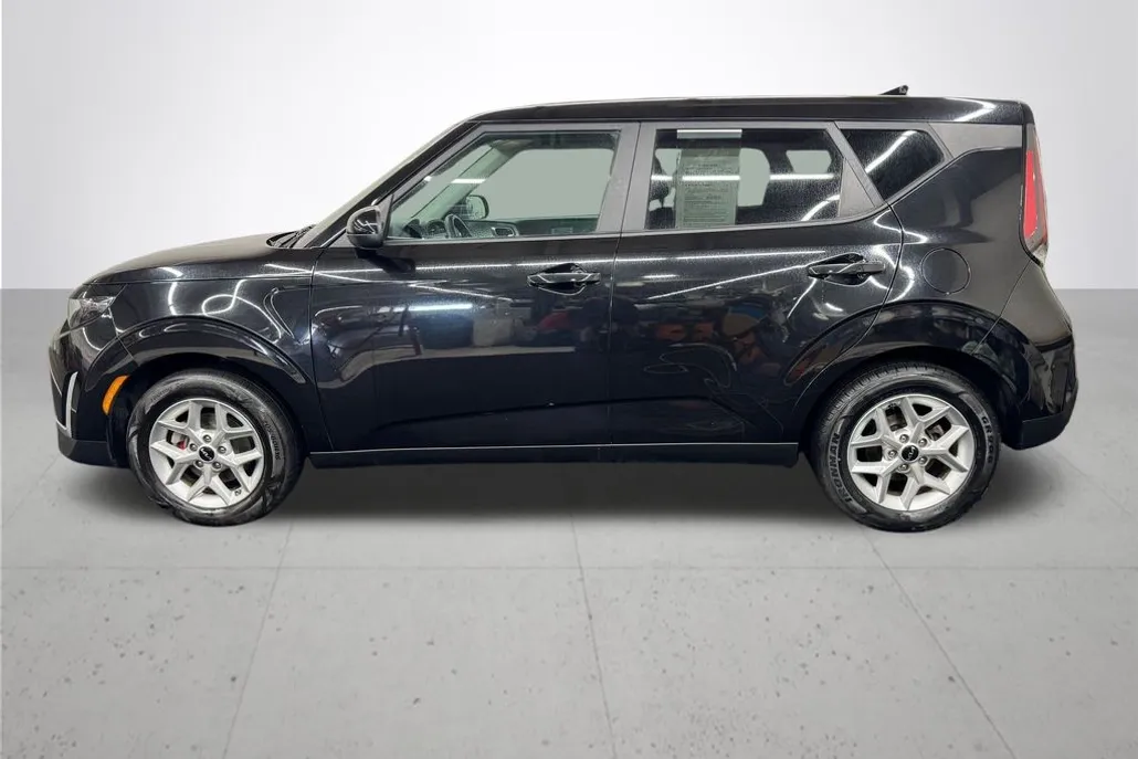 2023 Kia Soul LX photo 1