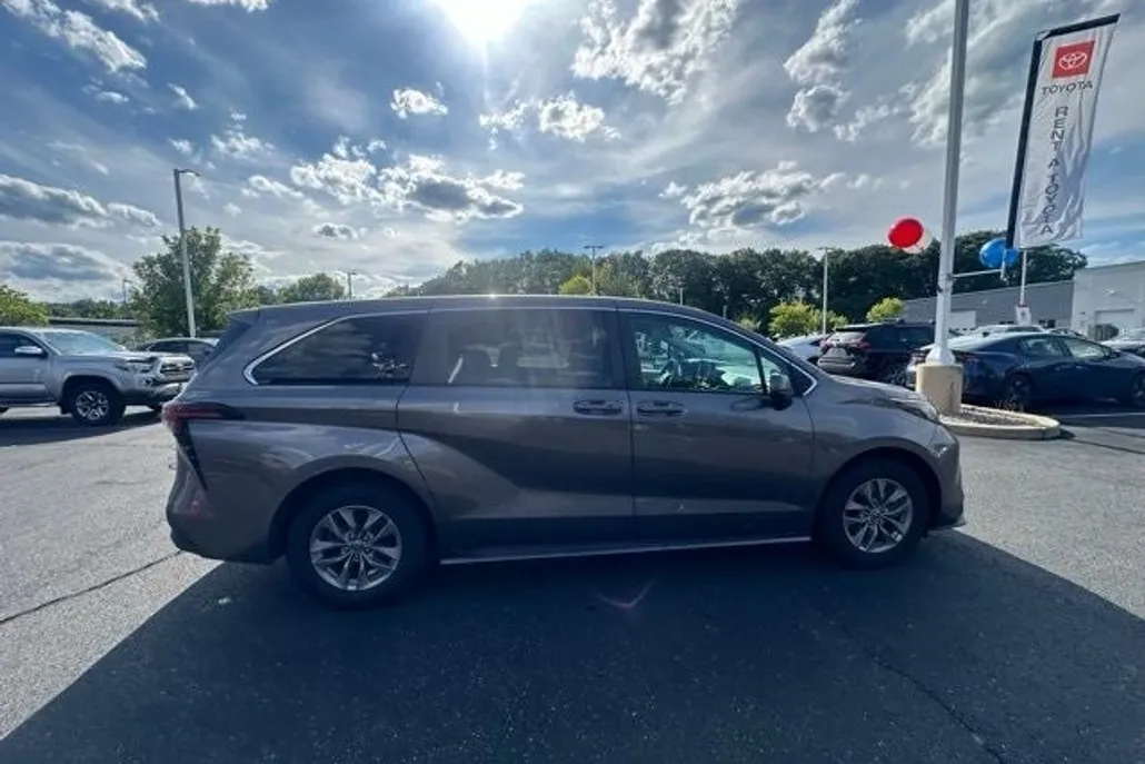 2022 Toyota Sienna LE photo 1