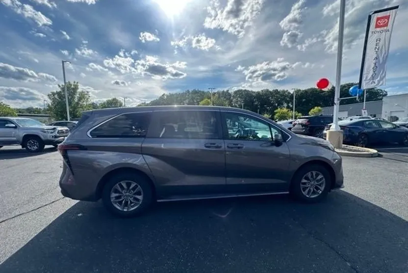 2022 Toyota Sienna LE photo 1