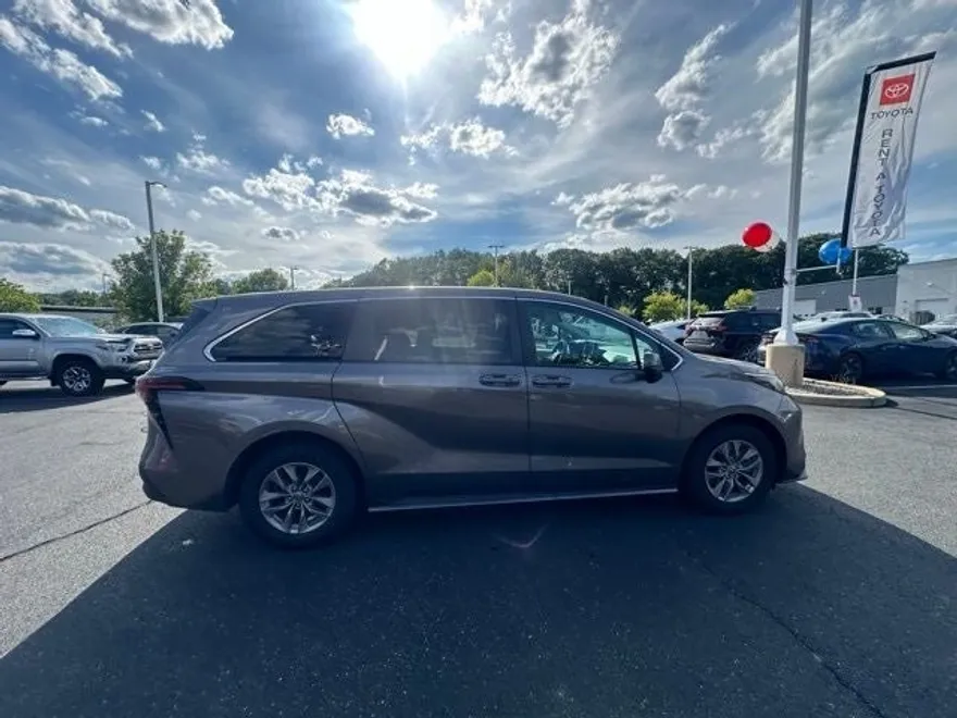 2022 Toyota Sienna LE photo 1