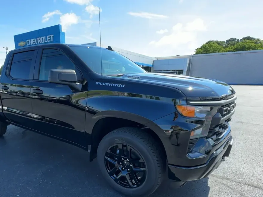 2025 Chevrolet Silverado 1500 Custom photo 1