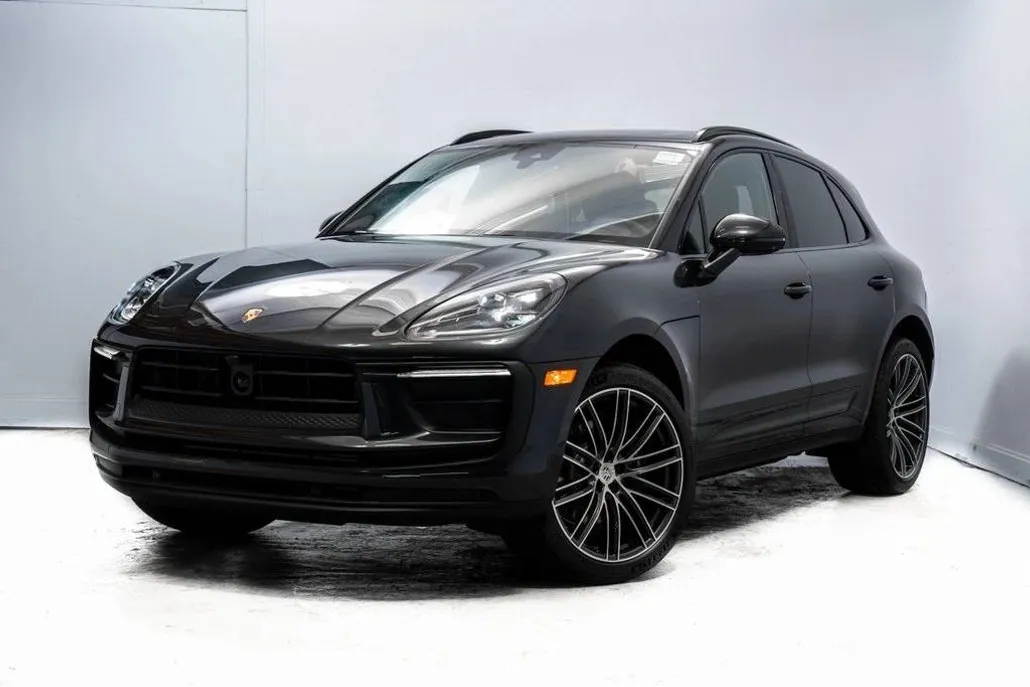 2025 Porsche Macan T photo 1